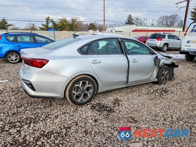 Trzecie zdjęcie samochodu z tyłu: 2019 KIA FORTE LXS VIN:3KPF24AD4KE023580 - miniatura