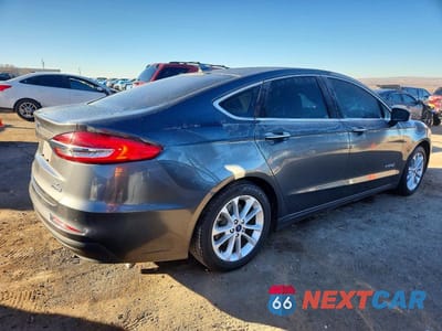 Trzecie zdjęcie samochodu z tyłu: 2019 FORD FUSION SEL VIN:3FA6P0MU7KR262559 - miniatura