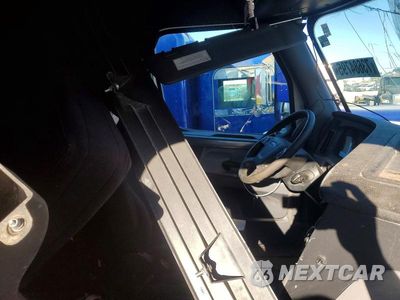 Piąte zdjęcie samochodu w środku: 2020 FREIGHTLINER CASCADIA 126 SEMI TRUCK VIN:1FUJHHDRXLLLZ1013 - miniatura