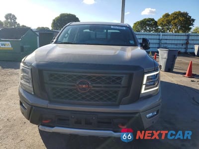 Piąte zdjęcie samochodu w środku: 2024 NISSAN TITAN PRO-4X VIN:1N6AA1ED9RN104101 - miniatura
