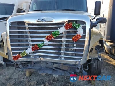 Zdjęcie 7 z 10 samochodu: 2018 FREIGLINER CASCADIA 125 VIN:3AKJGLDR3JSHV1409 - miniatura