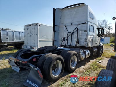 Czwarte zdjęcie samochodu z boku: 2023 VOLVO VN VNL VIN:4V4NC9EH9PN610433 - miniatura