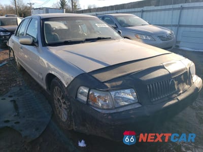 Czwarte zdjęcie samochodu z boku: 2010 MERCURY GRAND MARQUIS LS VIN:2MEBM7FV9AX604897 - miniatura
