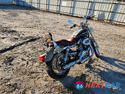 Czwarte zdjęcie samochodu z boku: 2007 HARLEY-DAVIDSON XL1200 C VIN:1HD1CT3157K402854 - miniatura