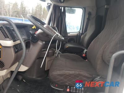 Piąte zdjęcie samochodu w środku: 2017 VOLVO VN VNL VIN:4V4NC9EH5HN951281 - miniatura