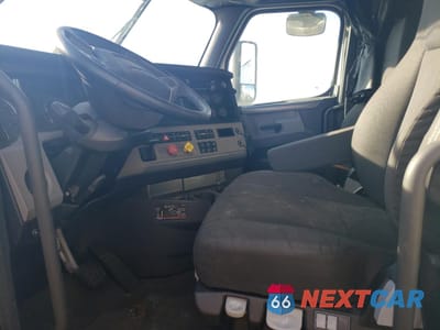 Piąte zdjęcie samochodu w środku: 2022 FREIGHTLINER CASCADIA 126 VIN:3AKJHHDRXNSNA1416 - miniatura