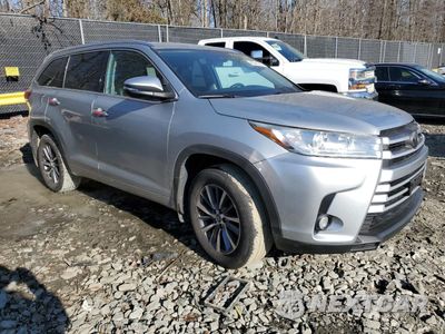 Czwarte zdjęcie samochodu z boku: 2018 TOYOTA HIGHLANDER SE VIN:5TDJZRFH3JS543420 - miniatura