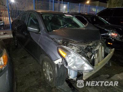Czwarte zdjęcie samochodu z boku: 2018 NISSAN VERSA S VIN:3N1CN7AP3JL873929 - miniatura