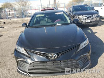 Piąte zdjęcie samochodu w środku: 2022 TOYOTA CAMRY LE VIN:4T1C11AK8NU624012 - miniatura