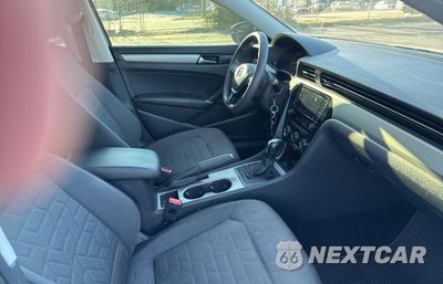 Piąte zdjęcie samochodu w środku: 2020 VOLKSWAGEN PASSAT S VIN:1VWAA7A39LC002736 - miniatura