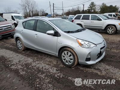 Czwarte zdjęcie samochodu z boku: 2013 TOYOTA PRIUS C VIN:JTDKDTB34D1552977 - miniatura