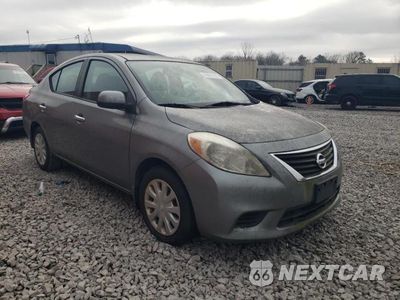 Czwarte zdjęcie samochodu z boku: 2013 NISSAN VERSA S VIN:3N1CN7AP9DL858999 - miniatura