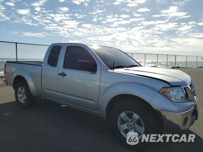Czwarte zdjęcie samochodu z boku: 2011 NISSAN FRONTIER SV VIN:1N6AD0CU8BC428646 - miniatura