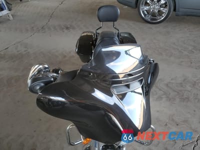 Piąte zdjęcie samochodu w środku: 2019 HARLEY-DAVIDSON FLHX VIN:1HD1KBC31KB626484 - miniatura