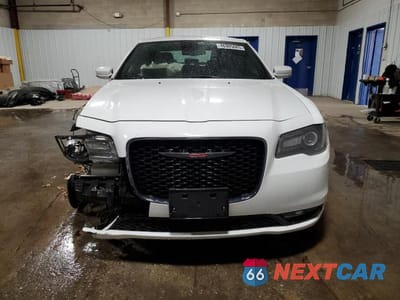 Piąte zdjęcie samochodu w środku: 2023 CHRYSLER 300 S VIN:2C3CCAGGXPH588402 - miniatura