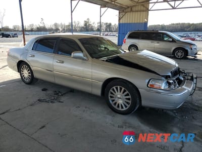 Czwarte zdjęcie samochodu z boku: 2003 LINCOLN TOWN CAR SIGNATURE VIN:1LNHM82W93Y653175 - miniatura