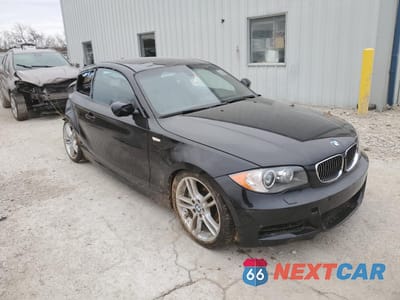 Czwarte zdjęcie samochodu z boku: 2011 BMW 135 I VIN:WBAUC9C51BVM08966 - miniatura