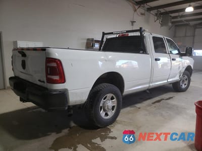 Trzecie zdjęcie samochodu z tyłu: 2023 RAM 3500 TRADESMAN VIN:3C63R3GJ0PG542246 - miniatura