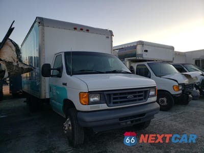 Czwarte zdjęcie samochodu z boku: 2006 FORD ECONOLINE E350 SUPER DUTY CUTAWAY VAN VIN:1FDWE35L56HA45229 - miniatura