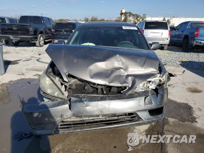 Piąte zdjęcie samochodu w środku: 2005 TOYOTA CAMRY LE VIN:4T1BE32K35U970611 - miniatura
