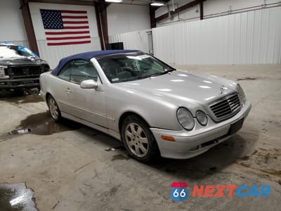 Czwarte zdjęcie samochodu z boku: 2001 MERCEDES-BENZ CLK 320 VIN:WDBLK65G01T079748 - miniatura