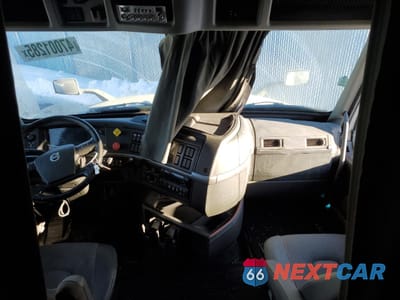 Piąte zdjęcie samochodu w środku: 2023 VOLVO VN VNL VIN:4V4NC9EH1PN322082 - miniatura