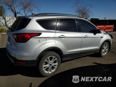 Trzecie zdjęcie samochodu z tyłu: 2019 FORD ESCAPE SEL VIN:1FMCU9HD1KUA35960 - miniatura