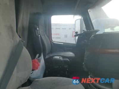 Piąte zdjęcie samochodu w środku: 2011 VOLVO VN VNL VIN:4V4NC9EJ5BN298123 - miniatura