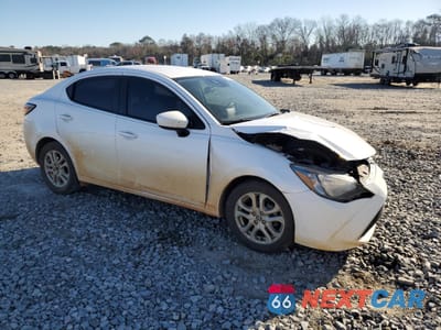 Czwarte zdjęcie samochodu z boku: 2018 TOYOTA YARIS IA VIN:3MYDLBYV0JY316995 - miniatura