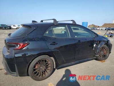 Trzecie zdjęcie samochodu z tyłu: 2023 TOYOTA GR COROLLA CORE VIN:JTNABAAE1PA001415 - miniatura