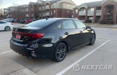 Czwarte zdjęcie samochodu z boku: 2020 KIA FORTE GT LINE VIN:3KPF34AD1LE229440 - miniatura