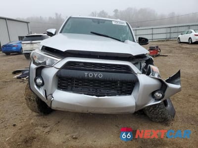 Piąte zdjęcie samochodu w środku: 2018 TOYOTA 4RUNNER SR5 VIN:JTEZU5JR3J5176420 - miniatura