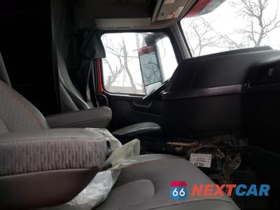 Piąte zdjęcie samochodu w środku: 2022 VOLVO VN VNL VIN:4V4NC9EH3NN301053 - miniatura