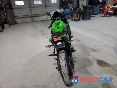 Czwarte zdjęcie samochodu z boku: 2020 KAWASAKI EX650 N VIN:ML5EXEN1XLDA07211 - miniatura