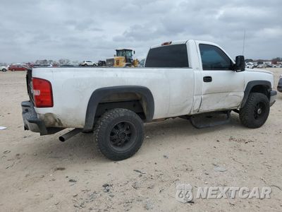 Trzecie zdjęcie samochodu z tyłu: 2004 CHEVROLET SILVERADO C2500 HEAVY DUTY VIN:1GBHC24U54E147091 - miniatura