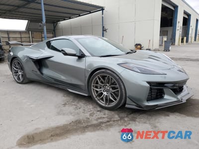 Czwarte zdjęcie samochodu z boku: 2024 CHEVROLET CORVETTE Z06 3LZ VIN:1G1YF2D35R5607506 - miniatura