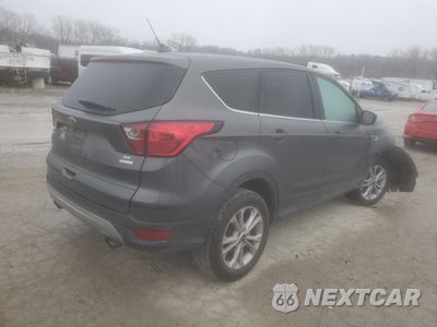 Trzecie zdjęcie samochodu z tyłu: 2019 FORD ESCAPE SE VIN:1FMCU0GD2KUA10692 - miniatura