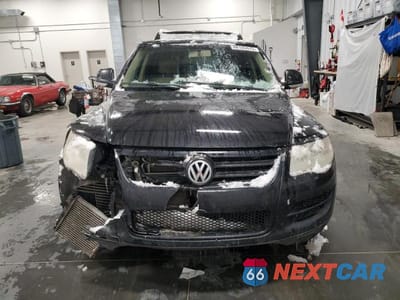 Piąte zdjęcie samochodu w środku: 2010 VOLKSWAGEN TOUAREG TDI VIN:WVGFK6A99AD000041 - miniatura