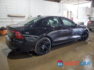 Trzecie zdjęcie samochodu z tyłu: 2023 VOLVO S60 PLUS VIN:7JRH60FT8PG227197 - miniatura