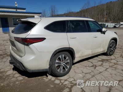 Trzecie zdjęcie samochodu z tyłu: 2021 TOYOTA HIGHLANDER XLE VIN:5TDGZRBH5MS065795 - miniatura