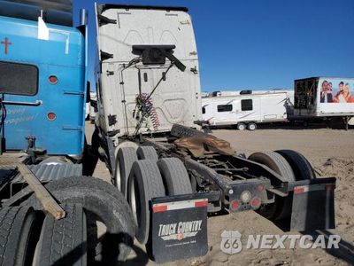 Trzecie zdjęcie samochodu z tyłu: 2020 FREIGHTLINER CASCADIA 126 SEMI TRUCK VIN:3AKJHHDR8LSLM9928 - miniatura