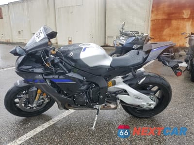 Trzecie zdjęcie samochodu z tyłu: 2024 YAMAHA YZFR1M C VIN:JYARN67Y4RA000464 - miniatura