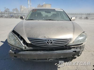 Piąte zdjęcie samochodu w środku: 2005 TOYOTA CAMRY LE VIN:4T1BE32KX5U547993 - miniatura