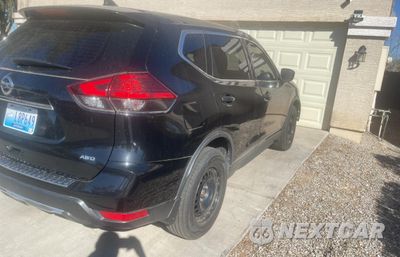 Czwarte zdjęcie samochodu z boku: 2017 NISSAN ROGUE S VIN:JN8AT2MV1HW012314 - miniatura