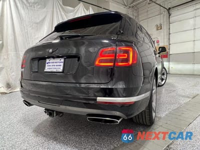 Czwarte zdjęcie samochodu z boku: 2017 BENTLEY BENTAYGA VIN:SJAAC2ZV9HC012715 - miniatura