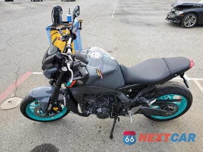 Trzecie zdjęcie samochodu z tyłu: 2022 YAMAHA MT09 C VIN:JYARN71Y4NA000599 - miniatura