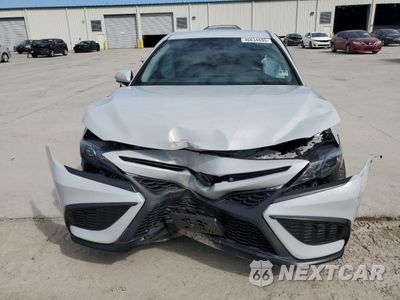 Piąte zdjęcie samochodu w środku: 2023 TOYOTA CAMRY SE NIGHT SHADE VIN:4T1G11AK5PU095414 - miniatura