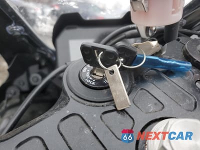 Zdjęcie 8 z 9 samochodu: 2022 YAMAHA YZFR7 VIN:JYARM38E0NA001675 - miniatura