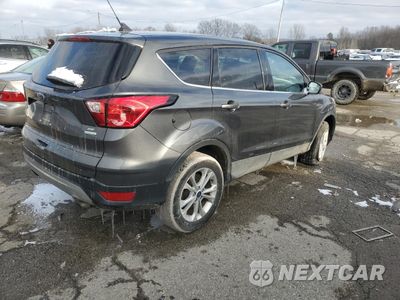 Trzecie zdjęcie samochodu z tyłu: 2019 FORD ESCAPE SE VIN:1FMCU0GD8KUC23629 - miniatura