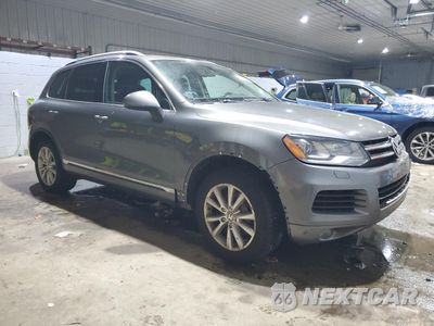 Czwarte zdjęcie samochodu z boku: 2014 VOLKSWAGEN TOUAREG V6 VIN:WVGEF9BP3ED012271 - miniatura